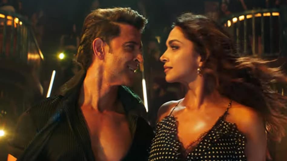हवाई एक्शन से लेकर किसिंग सीन तक... 'फाइटर' के टीजर में ऋतिक-दीपिका की केमिस्ट्री है दमदार - fighter teaser shows glimpses of hrithik roshan deepika padukone chemistry in beach ...
