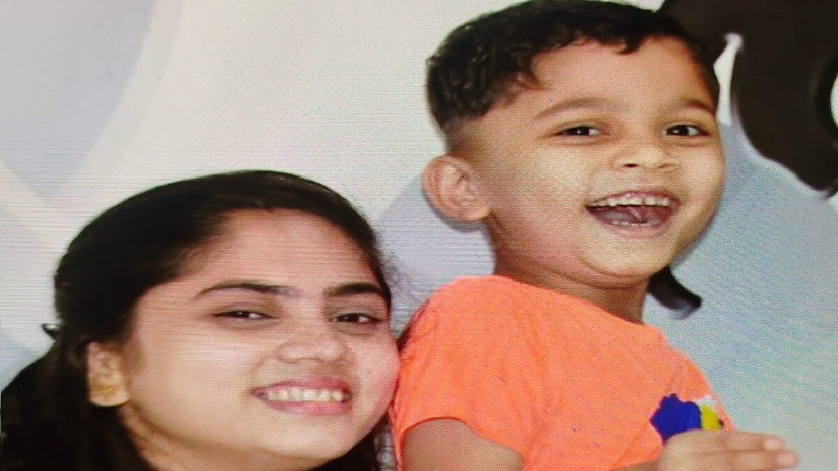 महिला और उसके बेटे का फाइल फोटो.