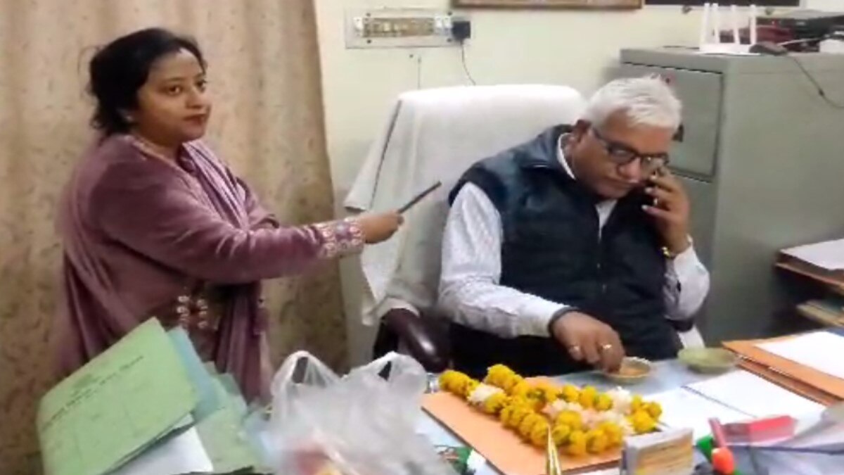 समस्या का समाधान नहीं होने पर पार्षद ने अधिकारी की आरती उतारी (Photo Aajtak).