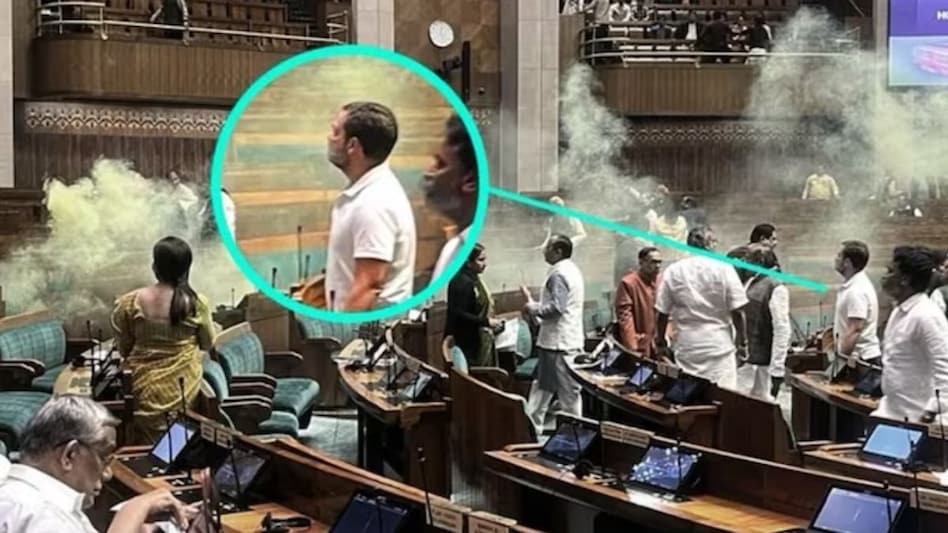 संसद में मची अफरातफरी के दौरान निडर खड़े रहे राहुल गांधी, कांग्रेस ने तस्वीर शेयर कर लिखा- जननायक सीना ताने खड़े थे संसद में मची अफरातफरी के दौरान निडर खड़े रहे राहुल गांधी, कांग्रेस ने तस्वीर शेयर कर लिखा- जननायक सीना ताने खड़े थे