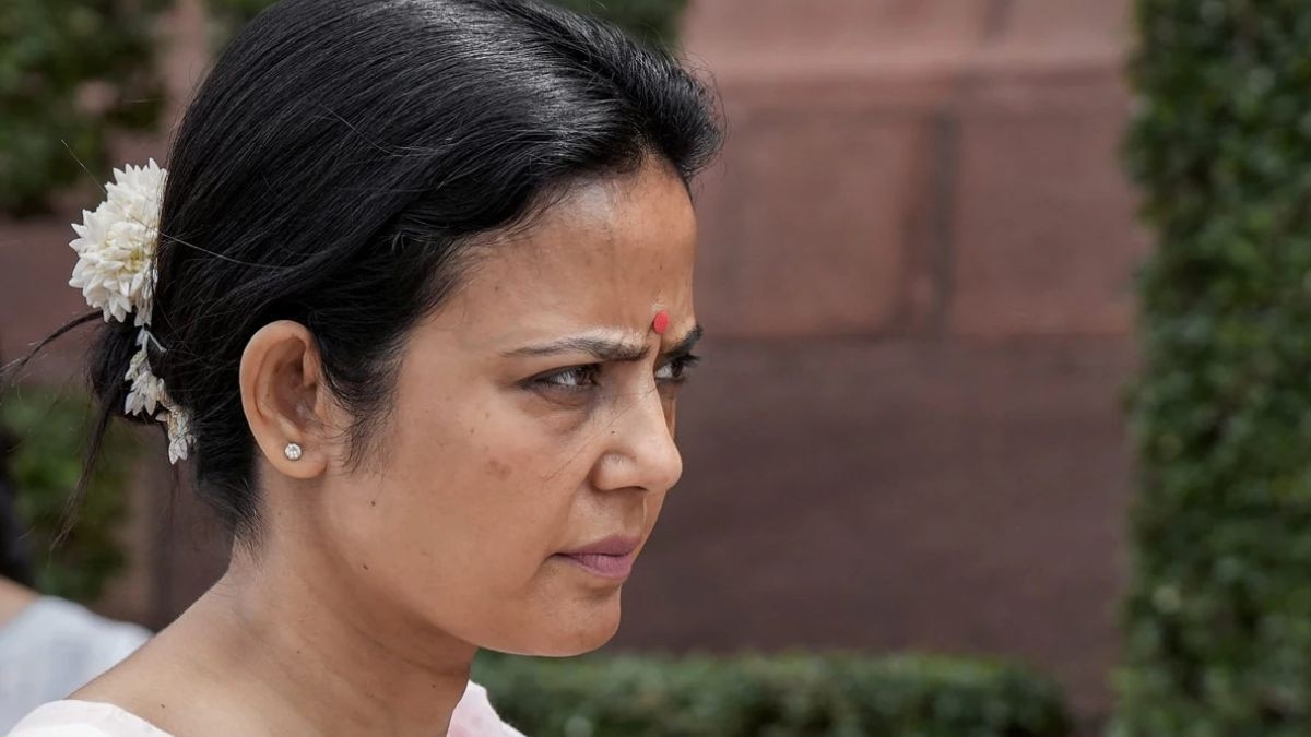 'कैश फॉर क्वेरी' मामले में टीएमसी सांसद महुआ मोइत्रा की संसद सदस्यता रद्द हो गई है.