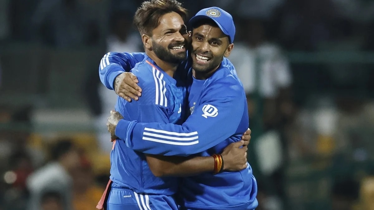 मुकेश कुमार और सूर्यकुमार यादव