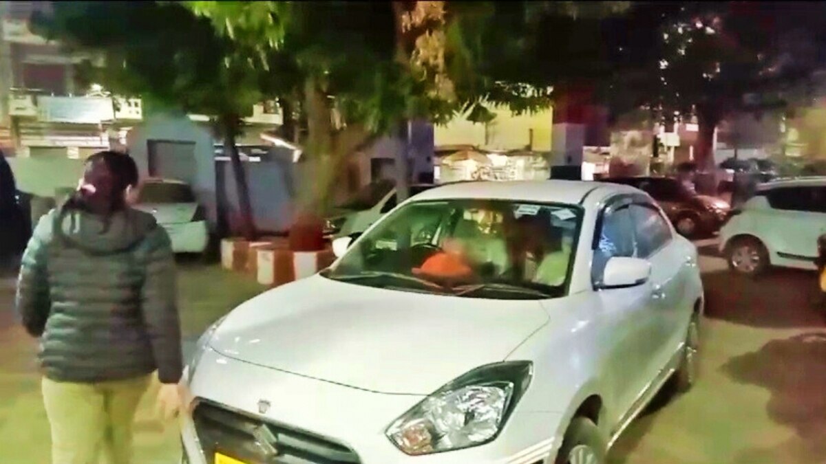 मेरठ: कैब ड्राइवर ने थाने में खड़ी कर दी कार  