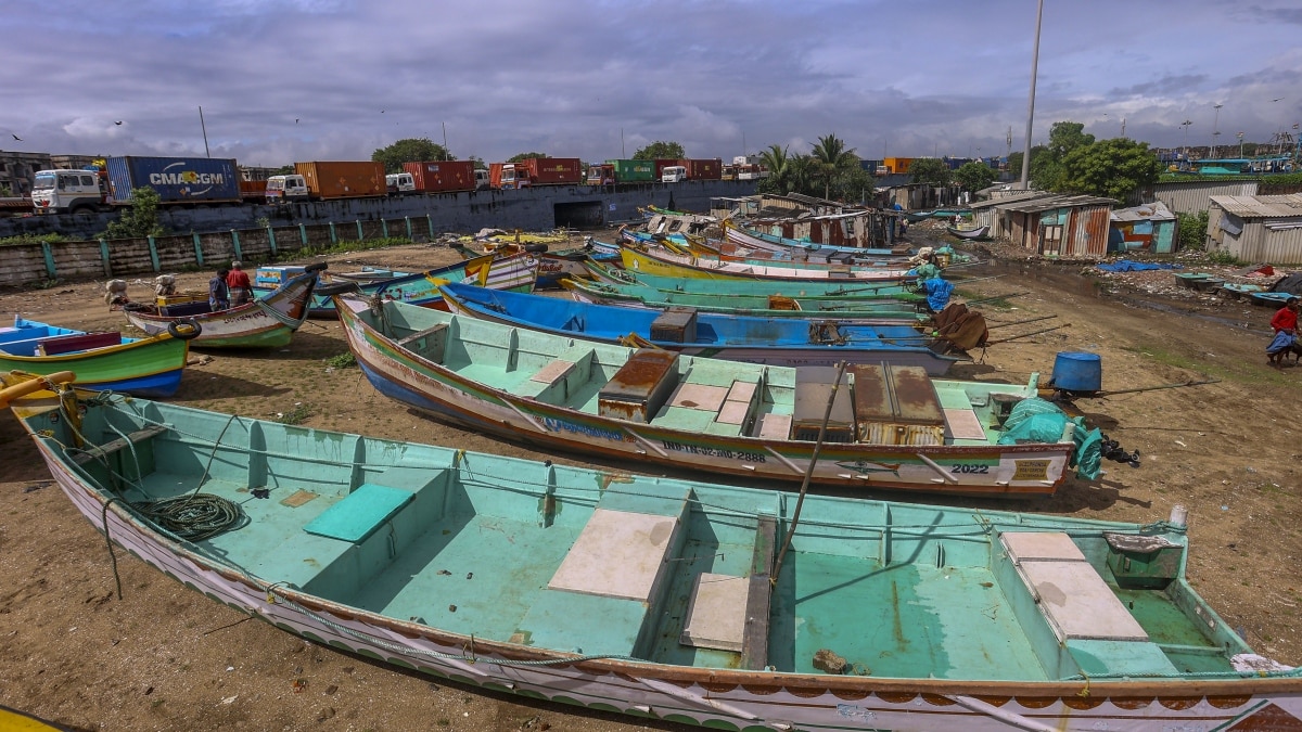 स्कूल बंद, ट्रेनें कैंसिल, तट खाली... 2 दिन बाद आ रहा मिचौंग तूफान, 2 राज्य अलर्ट पर
