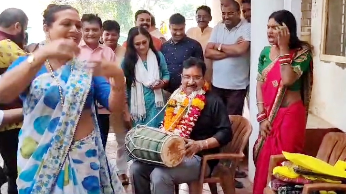 विजय शाह के ढोल की थाप पर जमकर नाचे किन्नर.  