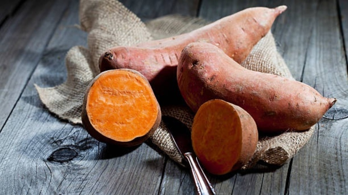 इन समस्याओं से पाना चाहते हैं छुटकारा? तो रोज करें शकरकंद का सेवन - health  benefits of consuming sweet potatoes tlifn - AajTak