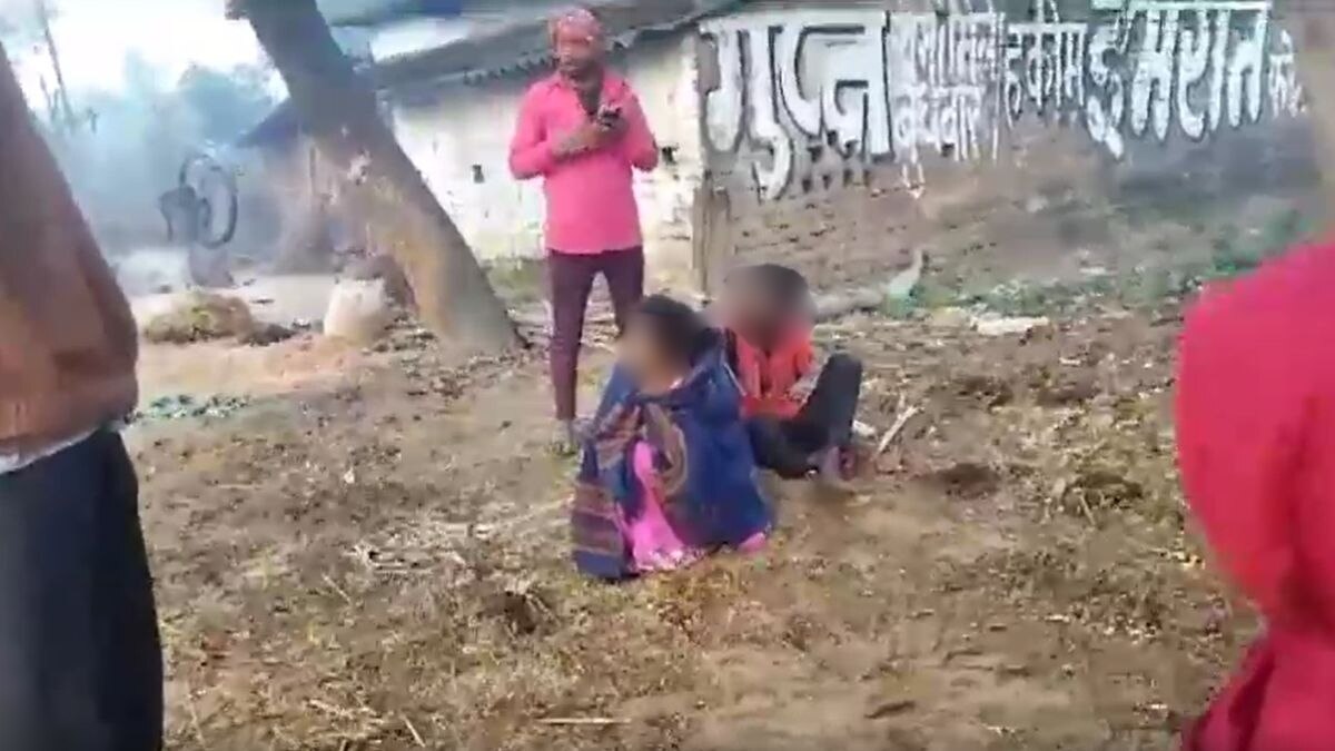 प्रेमी जोड़े को बांधकर पीटा. (Video Grab)