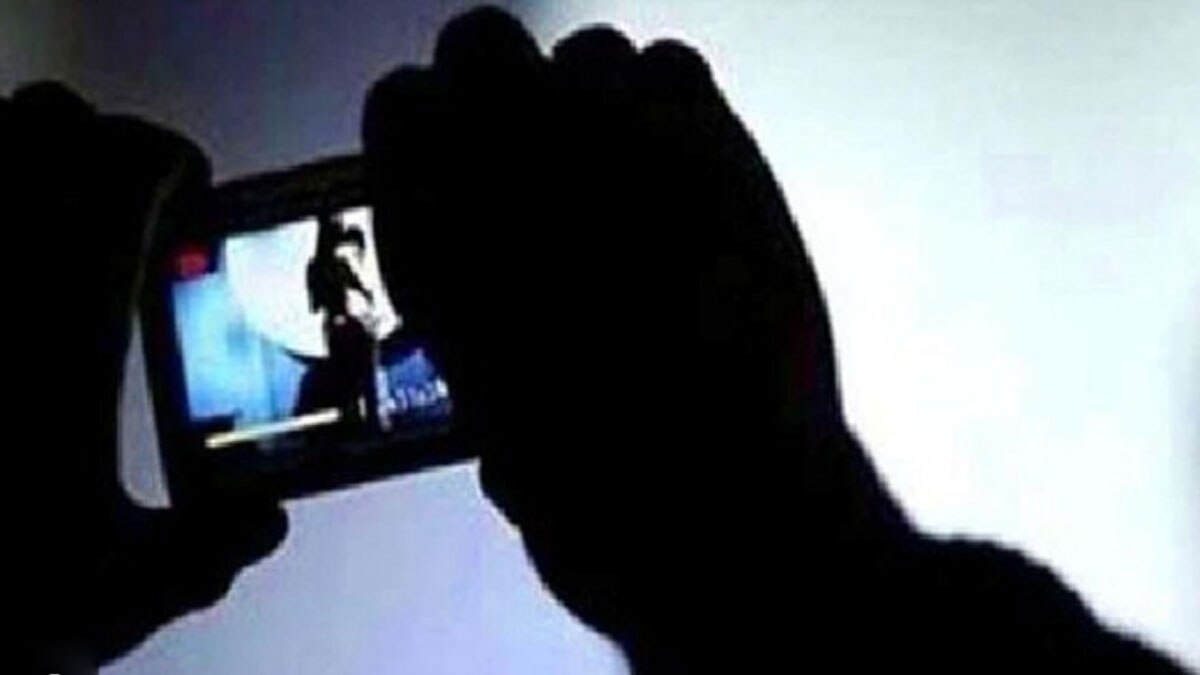 बुजुर्ग ने किशोरी को किए अश्लील इशारे 