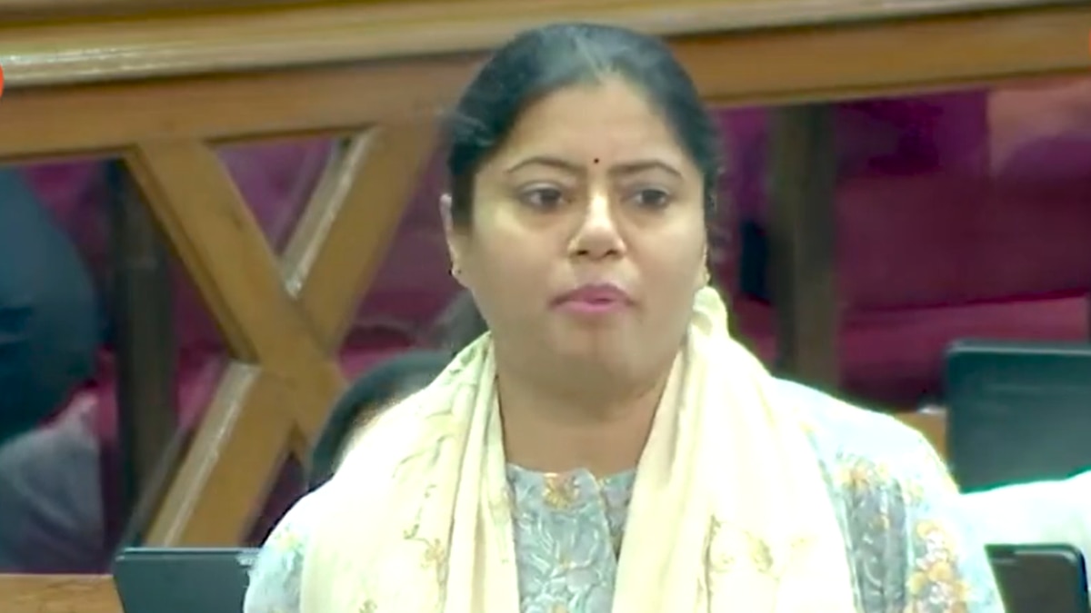 यूपी विधानसभा में बोलती हुईं सपा विधायक पल्लवी पटेल