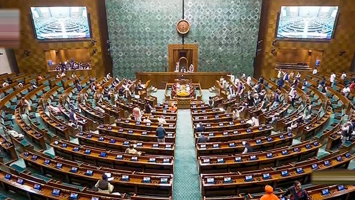 संसद से विपक्ष के 15 सांसद सस्पेंड