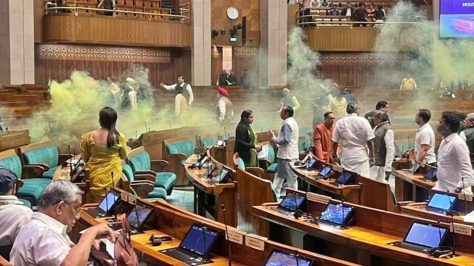 संसद में कलर स्प्रे के बाद तेजी से धुआं फैलने लगा था