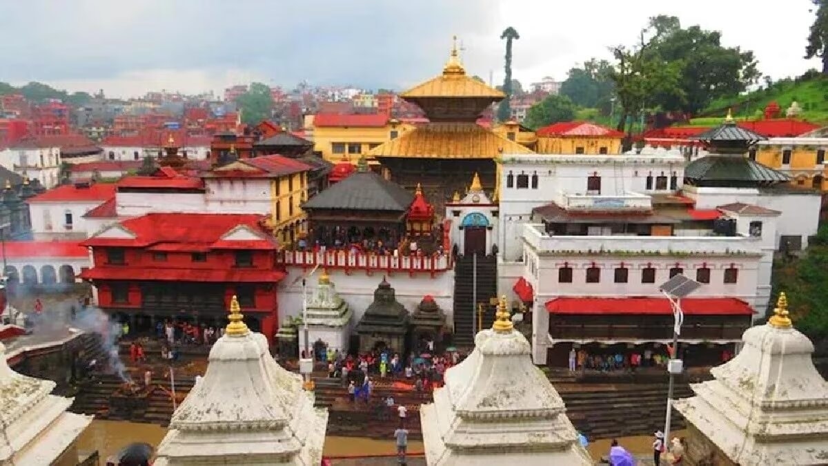 पशुपतिनाथ नेपाल में सबसे प्रतिष्ठित हिंदू मंदिर है