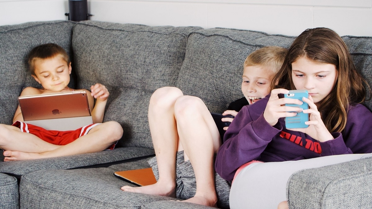 बच्चों में फोन की लत बढ़ती जा रही है (Photo- Pexels)