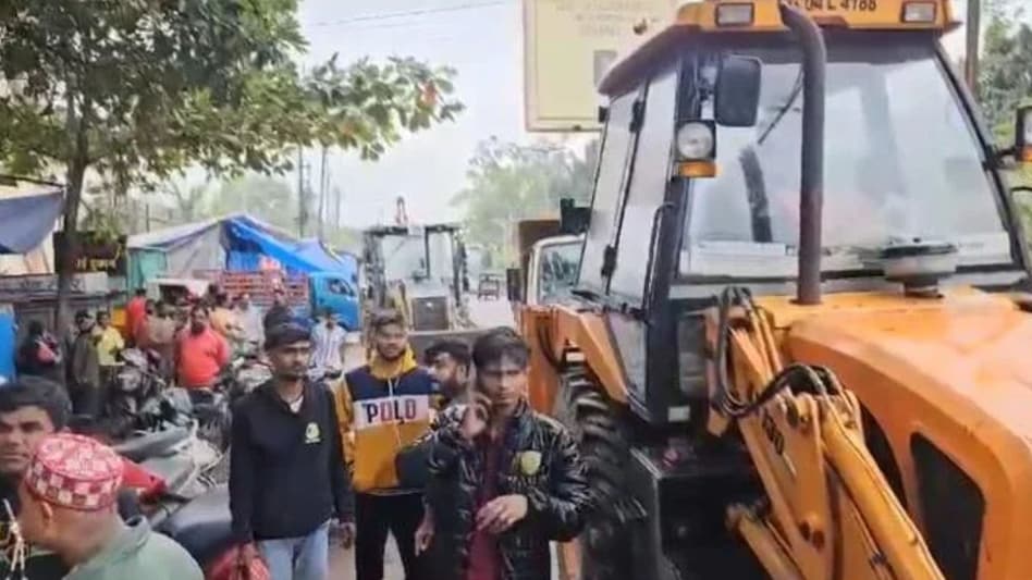 Bulldozer Action : अवैध निर्माण करने वालों की अब थर-थर कांपेगी रूह, कई इलाकों में ताबड़तोड़ बुलडोजर कार्रवाई एक्शन मोड में निगम 2 छत्तीसगढ़ में BJP सरकार आते ही चला बुलडोजर, रायपुर में 50 से ज्यादा अवैध अहाते और दुकानें ढहाई - Bulldozers action in Chhattisgarh Raipur Chota para and Baijnath para 50 shops razed ...