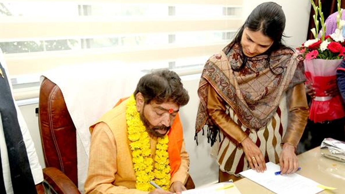 अध्यक्ष पद का कार्यभार ग्रहण करते डॉ. रामकृष्ण कुसमरिया. 