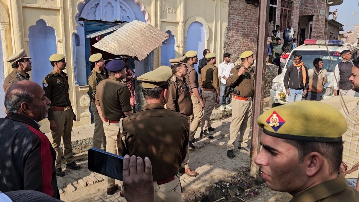 जांच करती पुलिस.
