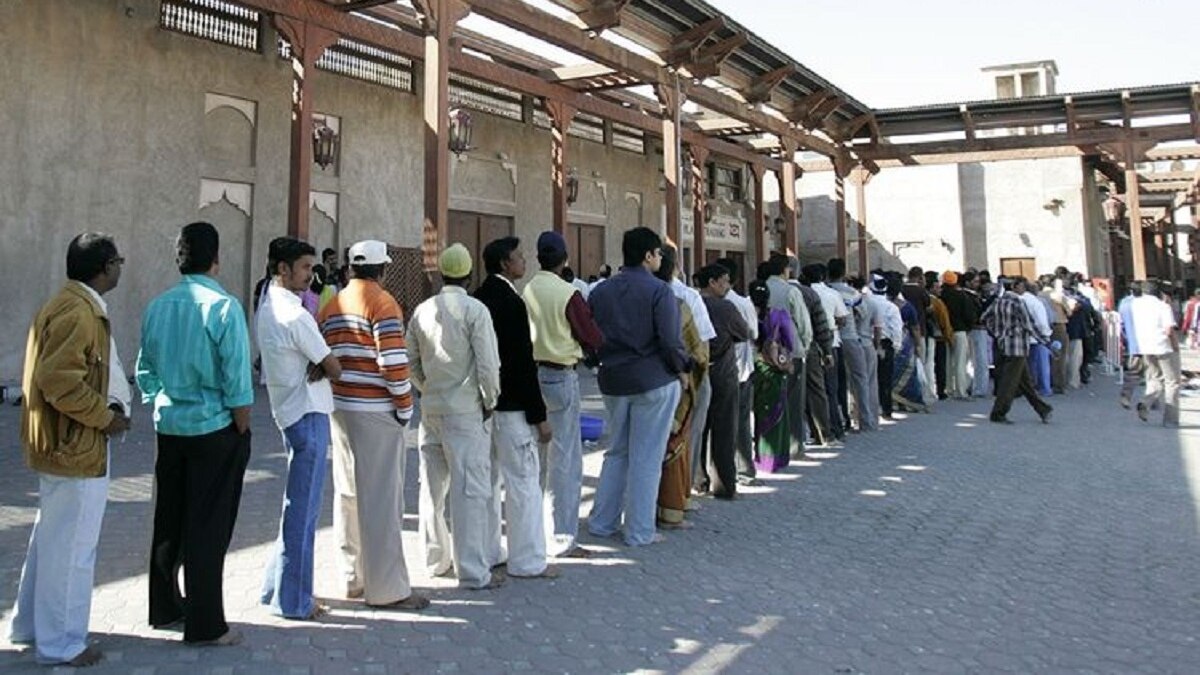 बुर दुबई स्थित मंदिर में प्रवेश के लिए लाइन में लगे लोग (फाइल फोटो- खलीज टाइम्स)