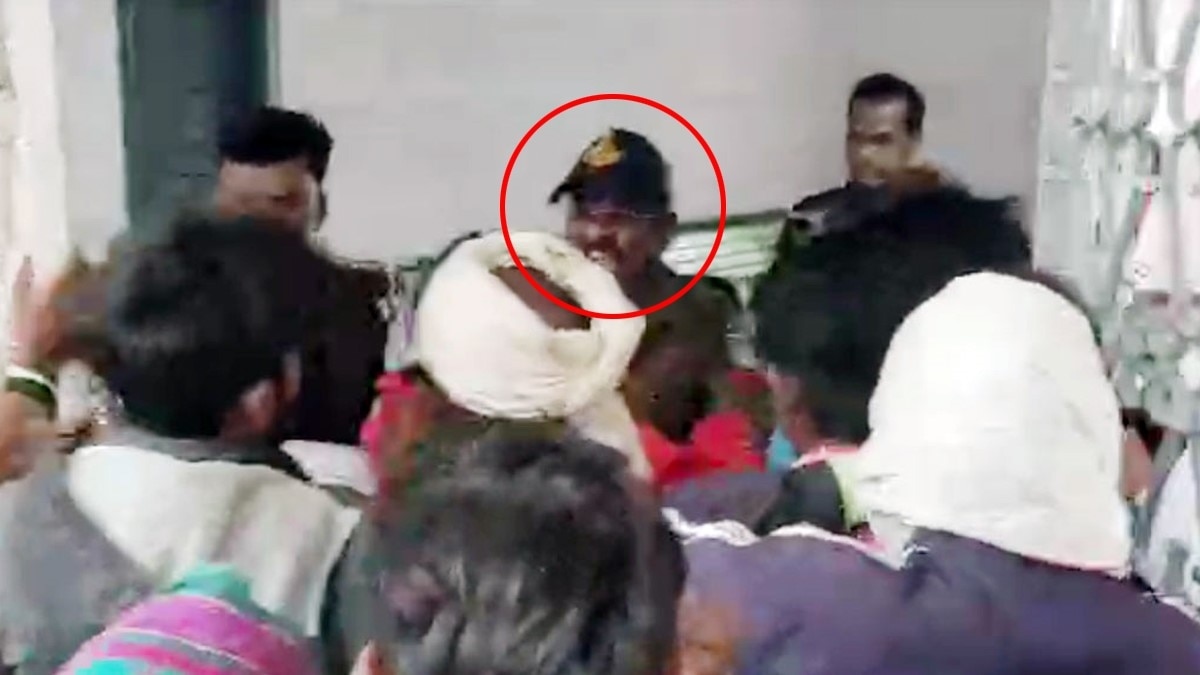 पुलिसकर्मी को थप्पड़ मारने की कोशिश 