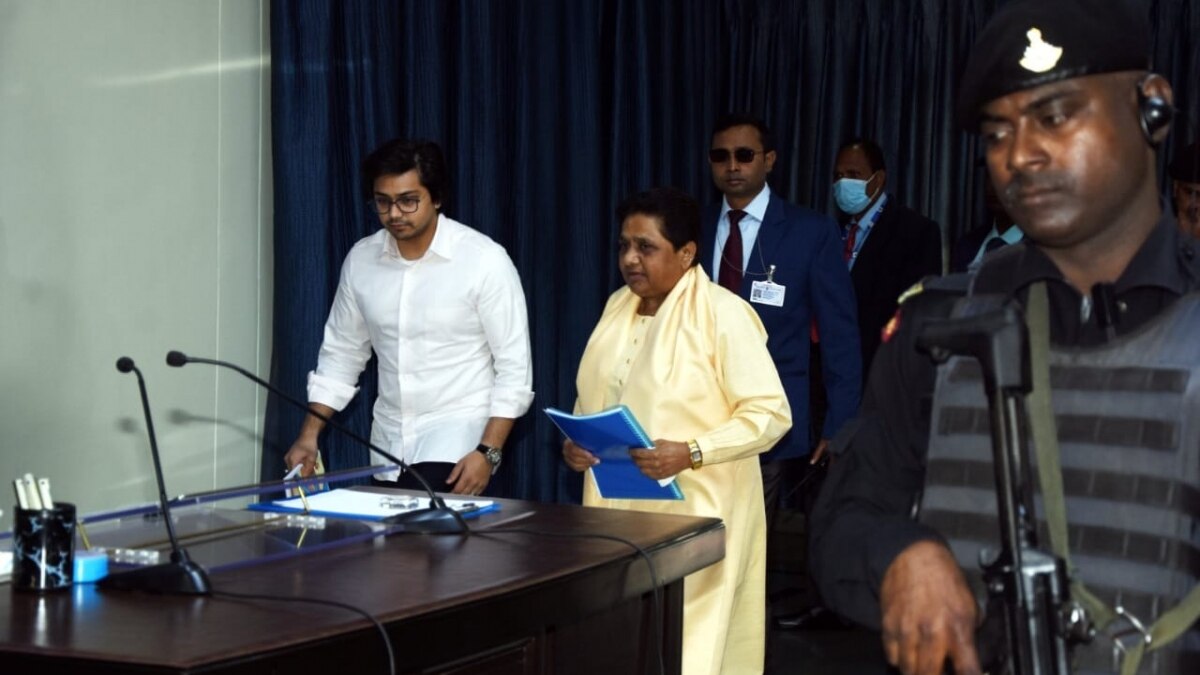 रविवार को बसपा की बैठक में मायावती के साथ में आकाश आनंद