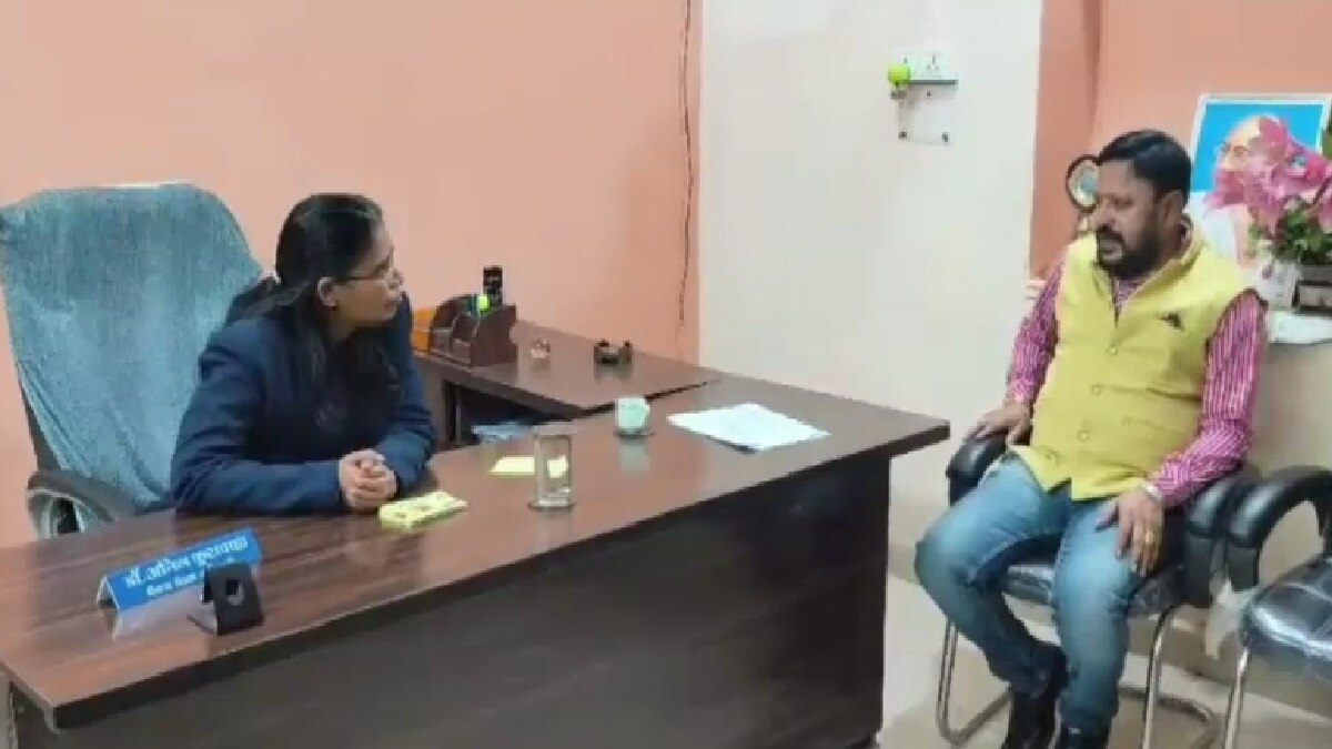 डीईओ की कुर्सी पर बैठी महिला.