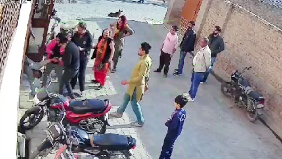 दंपती ने महिला को लाठी-डंडे से पीटा 