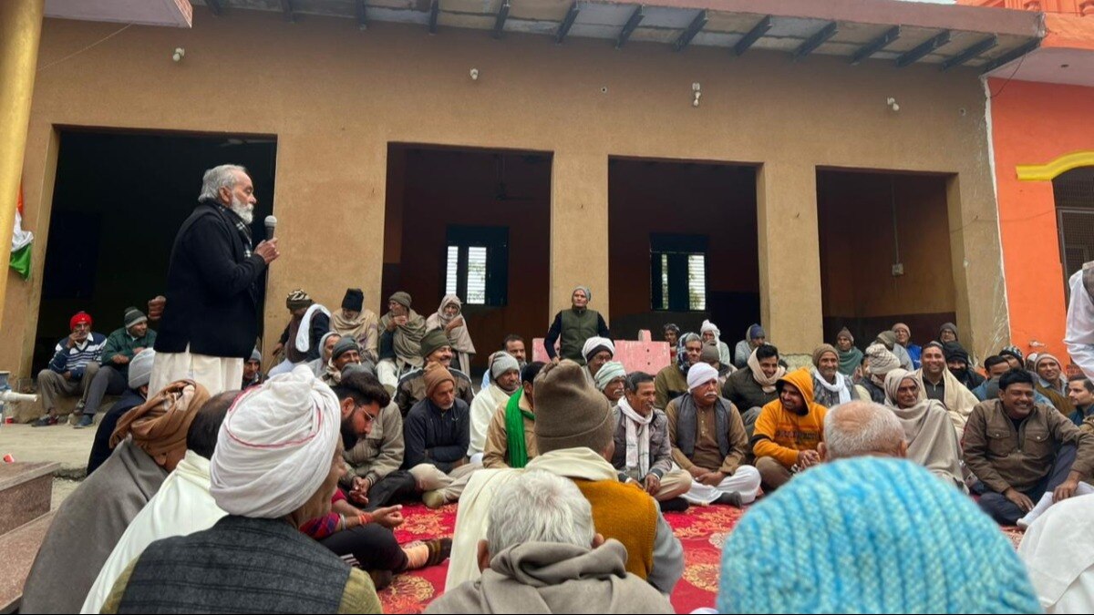 महापंचायत करते किसान.