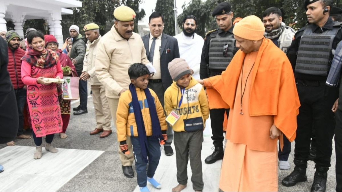 बच्चों से मिलते CM योगी.