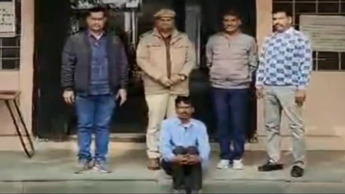 पुलिस की गिरफ्त में आरोपी.