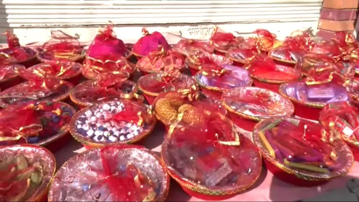 आभूषण, बर्तन, कपड़े और मिठाइयों के अलावा कई अन्य उपहार भी इसमें शामिल होंगे. 