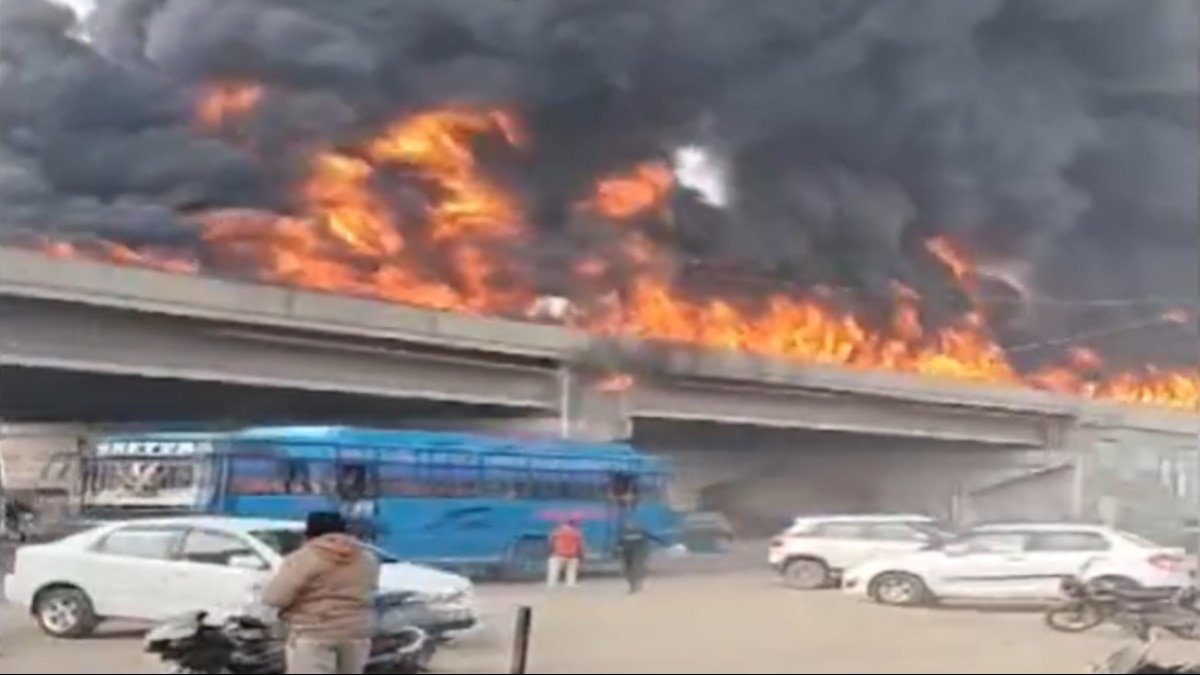 लुधियाना के खन्ना में टैंकर से उठती आग की लपटें