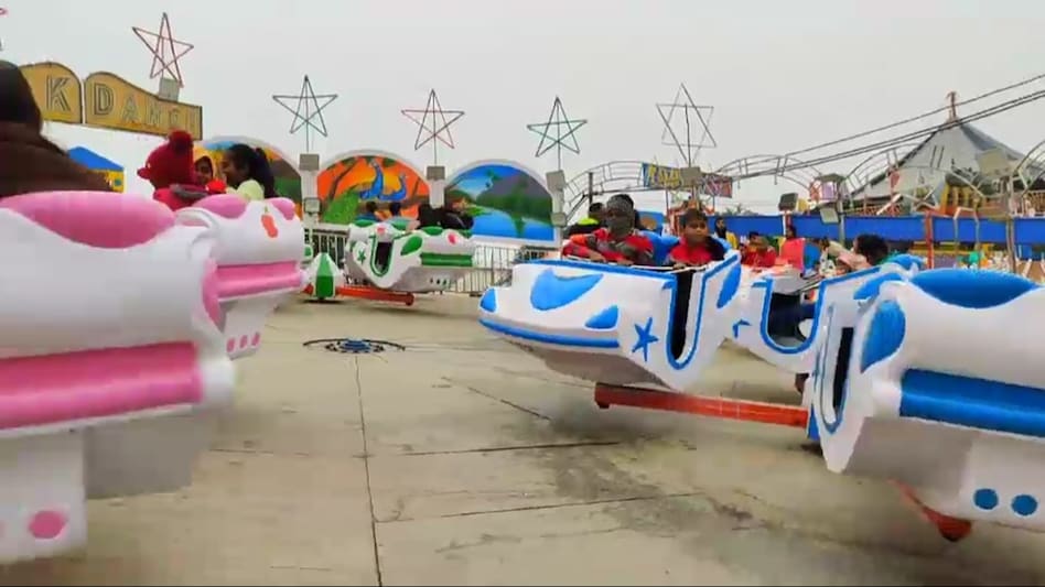 इटावा मेले में लगे ब्रेक डांस झूले की ट्रॉली टूटने से पति-पत्नी घायल - Etawah Break dance swing trolley broken family injured lcls - AajTak