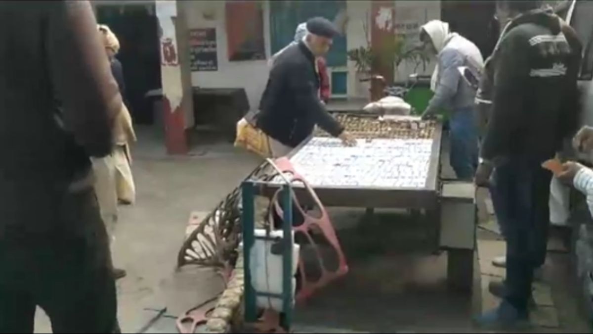 जांच अभियान के दौरान कार्रवाई करती पुलिस.