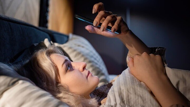 Using Smartphones Right After Waking Up (Freepik)