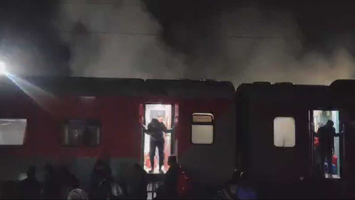 ब्रेक-शू में लगी आग के बाद उठता धुआं.