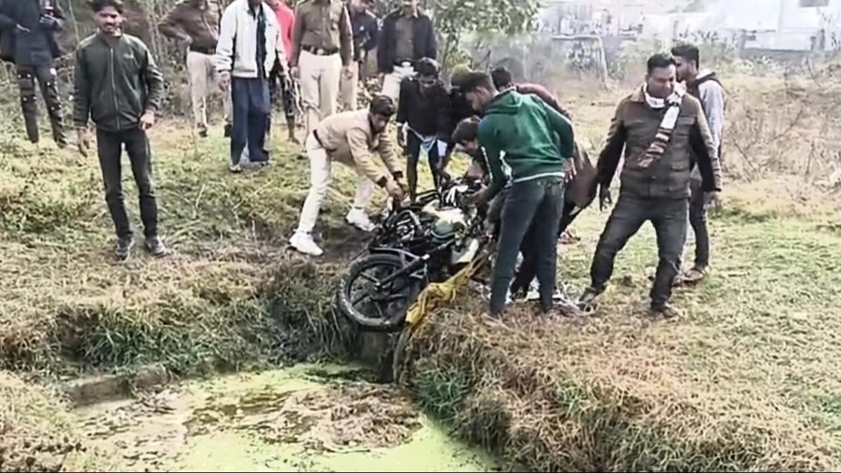 पानी से भरी बावड़ी से मृतक की बाइक निकालते पुलिसकर्मी.