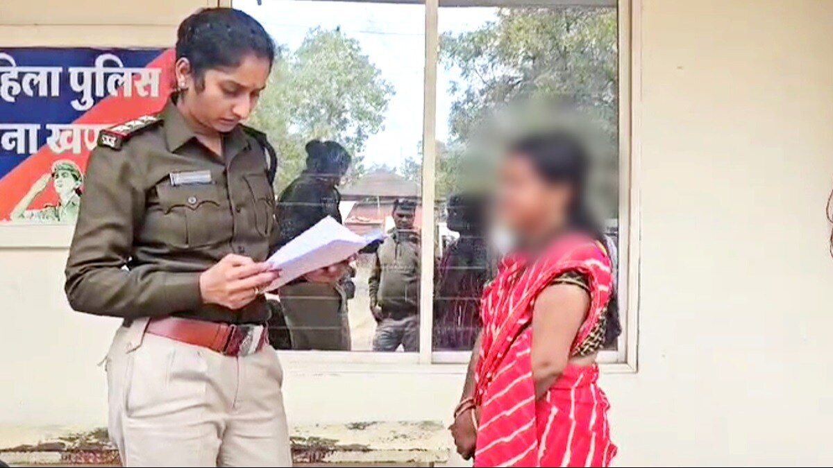 महिला की फरियाद सुनती हुईं पुलिस अधिकारी. 