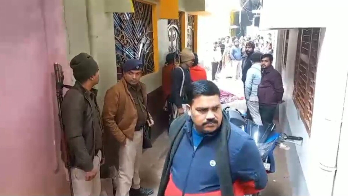 महिला की हत्या के बाद मौके पर जांच करती पुलिस की टीम.