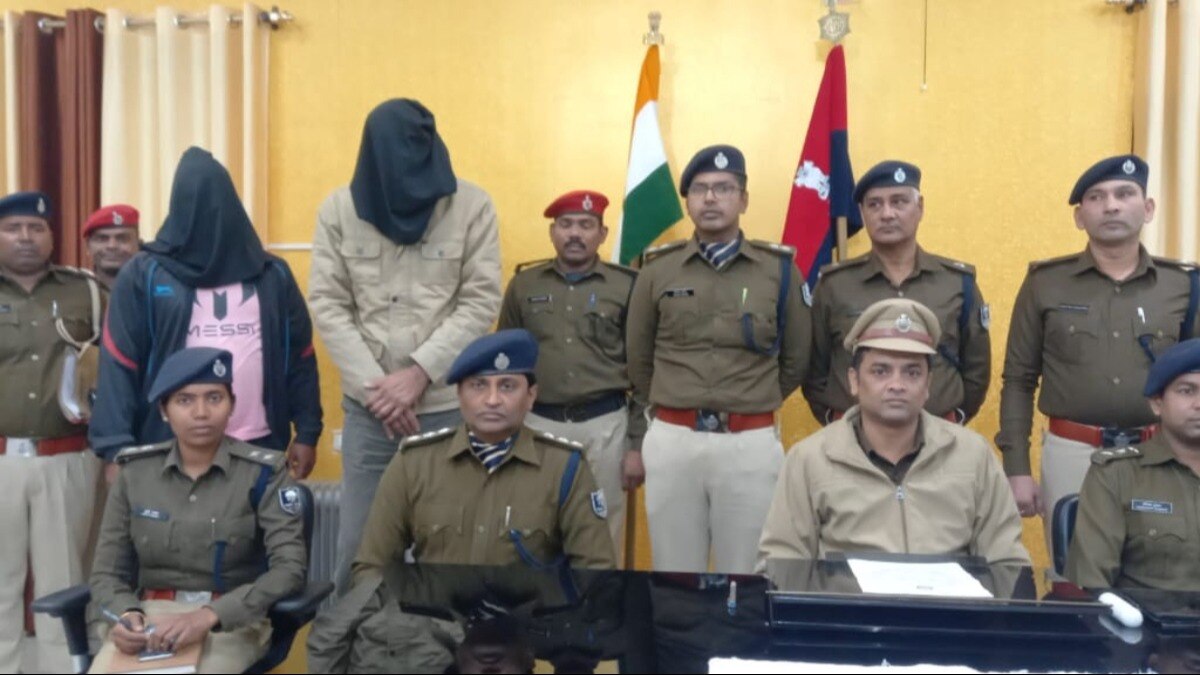 पुलिस की गिरफ्त में आरोपी.