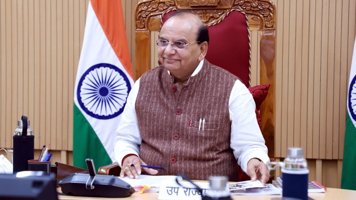 LG ने किया अनुरोध तो झंडेवालान मंदिर ने खुद गिरा दिया अपना गेट, कई इलाकों को मिलेगी जाम से राहत