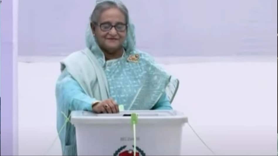 हिंसा के बीच बांग्लादेश में मतदान जारी, 17 पोलिंग बूथ आग के हवाले, शेख हसीना ने वोट डालकर की भारत की तारीफ - Several polling centres torched across Bangladesh ahead of ...