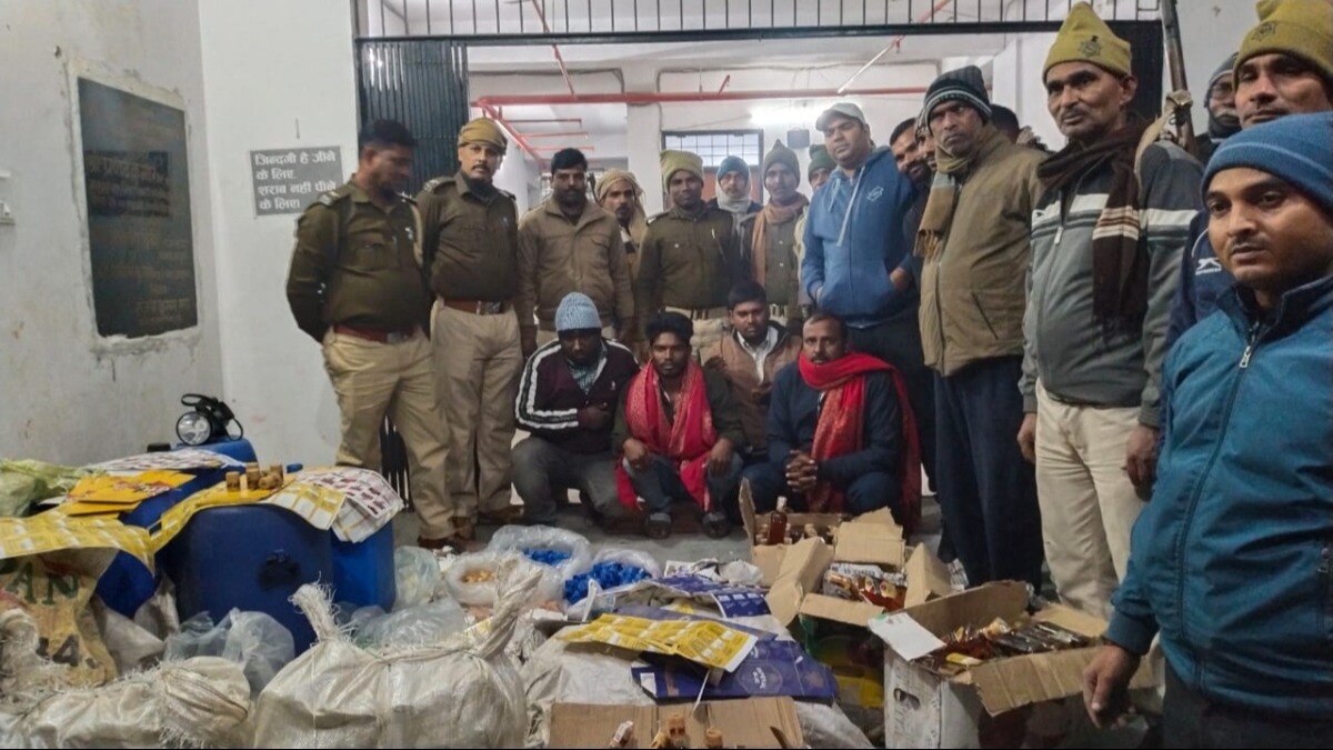 पुलिस की गिरफ्त में शराब तस्कर. 