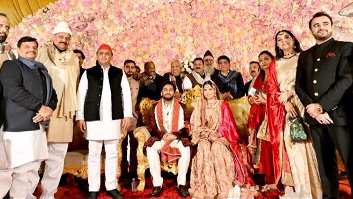 अफजाल अंसारी की सबसे छोटी बेटी नूरिया अंसारी की शादी में पहुंचे अखिलेश यादव ( फोटे- अखिलेश यादव के ट्वीटर एकाउंट से)