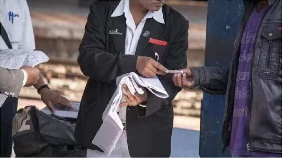 ट्रेन में बिना टिकट यात्रा कर रहा था परिवार, टीसी ने मांगा टिकट तो तीनों ने मिलकर पीट डाला - Palghar Man mother sister booked for assaulting WR ticket checker at Nalasopara