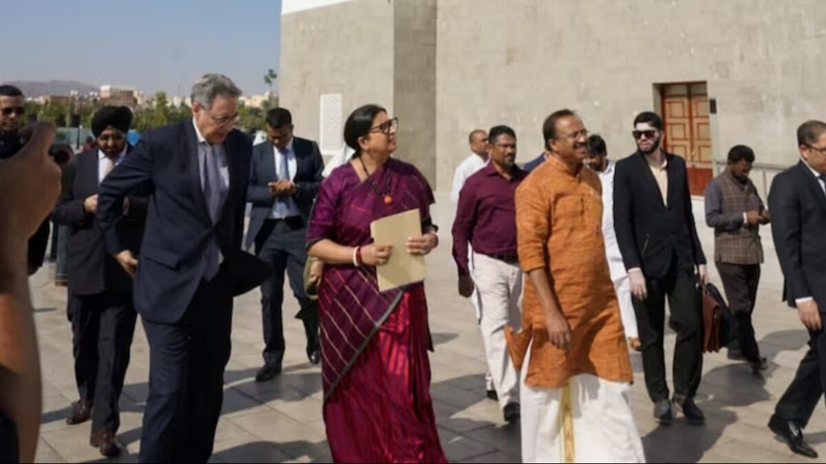 Smriti Irani vistis Madina