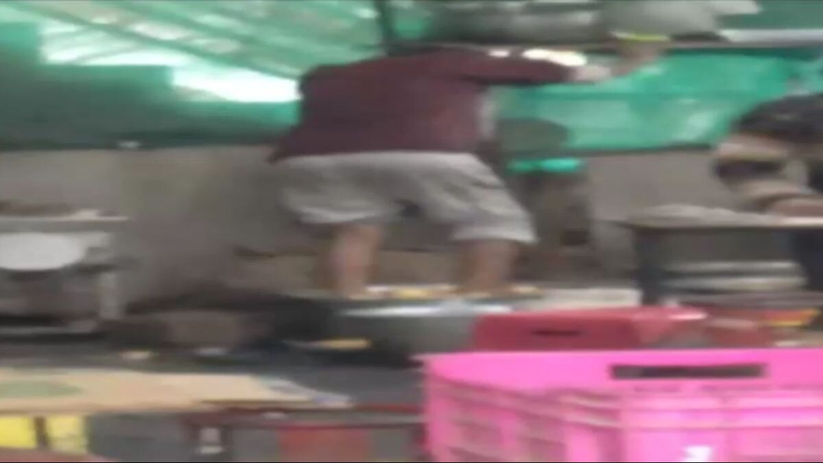 पैरों से आलू कुचलते दिखा कर्मचारी. (Video Grab)