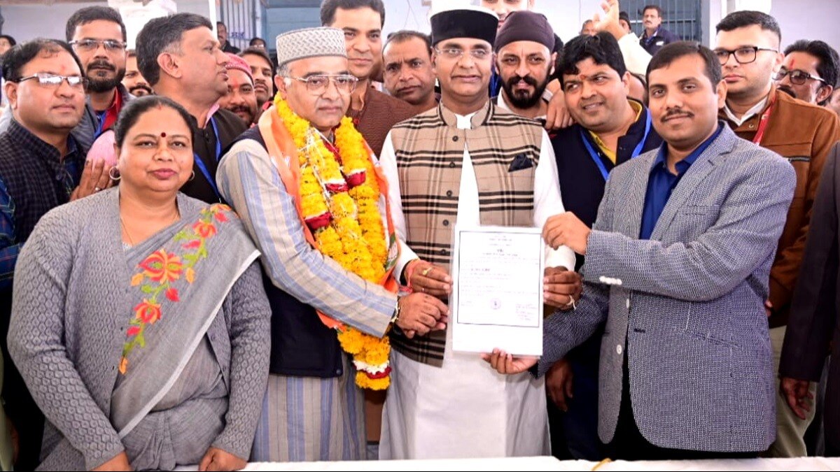 रेहान सिद्दीकी को जीत का सर्टिफिकेट सौंपते कलेक्टर कौशलेंद्र विक्रम सिंह.