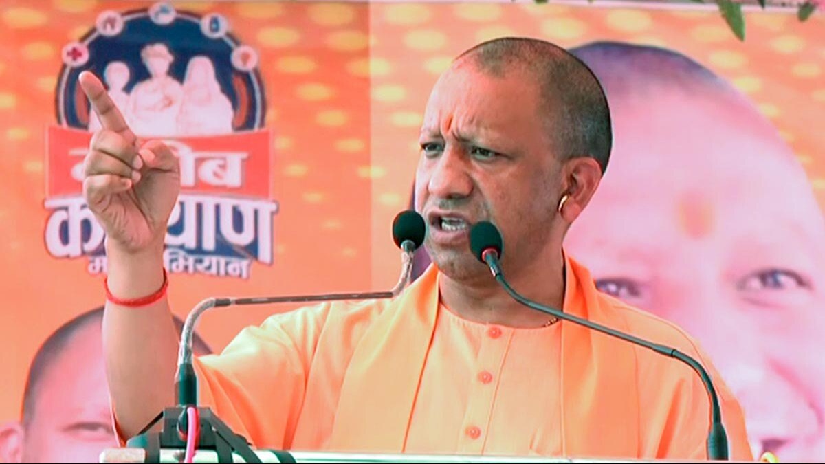 कर्फ्यू को लेकर सपा सरकार पर बरसे सीएम योगी