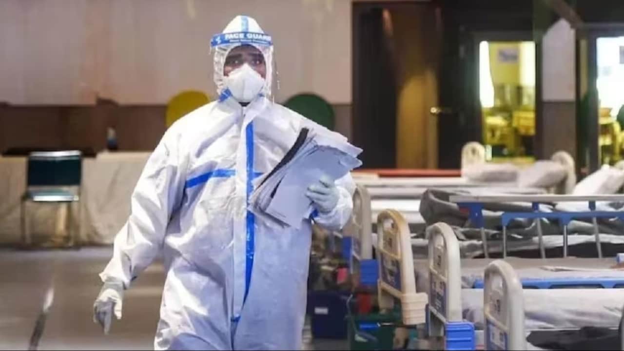 भारत में 24 घंटे में सामने आए 514 नए कोविड-19 केस, एक्टिव मरीजों की संख्या घटकर 3,422 हुई - India Reports 514 new Covid19 cases in past 24 hours 3422 active cases ntc - AajTak