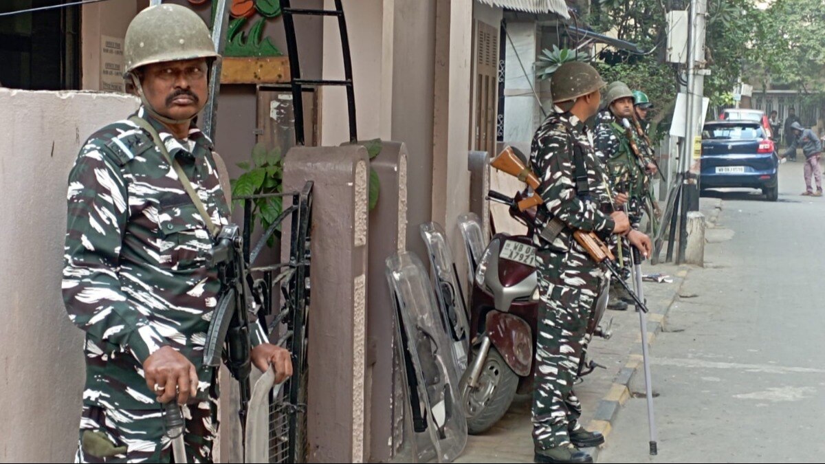 बंगाल में टीएमसी नेताओं के घर पर ईडी की छापेमारी. (फोटो-प्रवीर विश्वास)