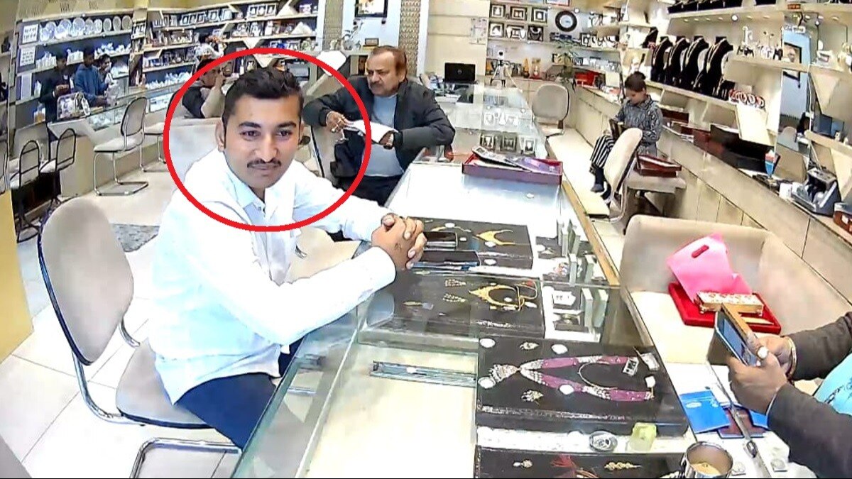 लाखों की ठगी के बाद फरार हुआ बहरूपिया.